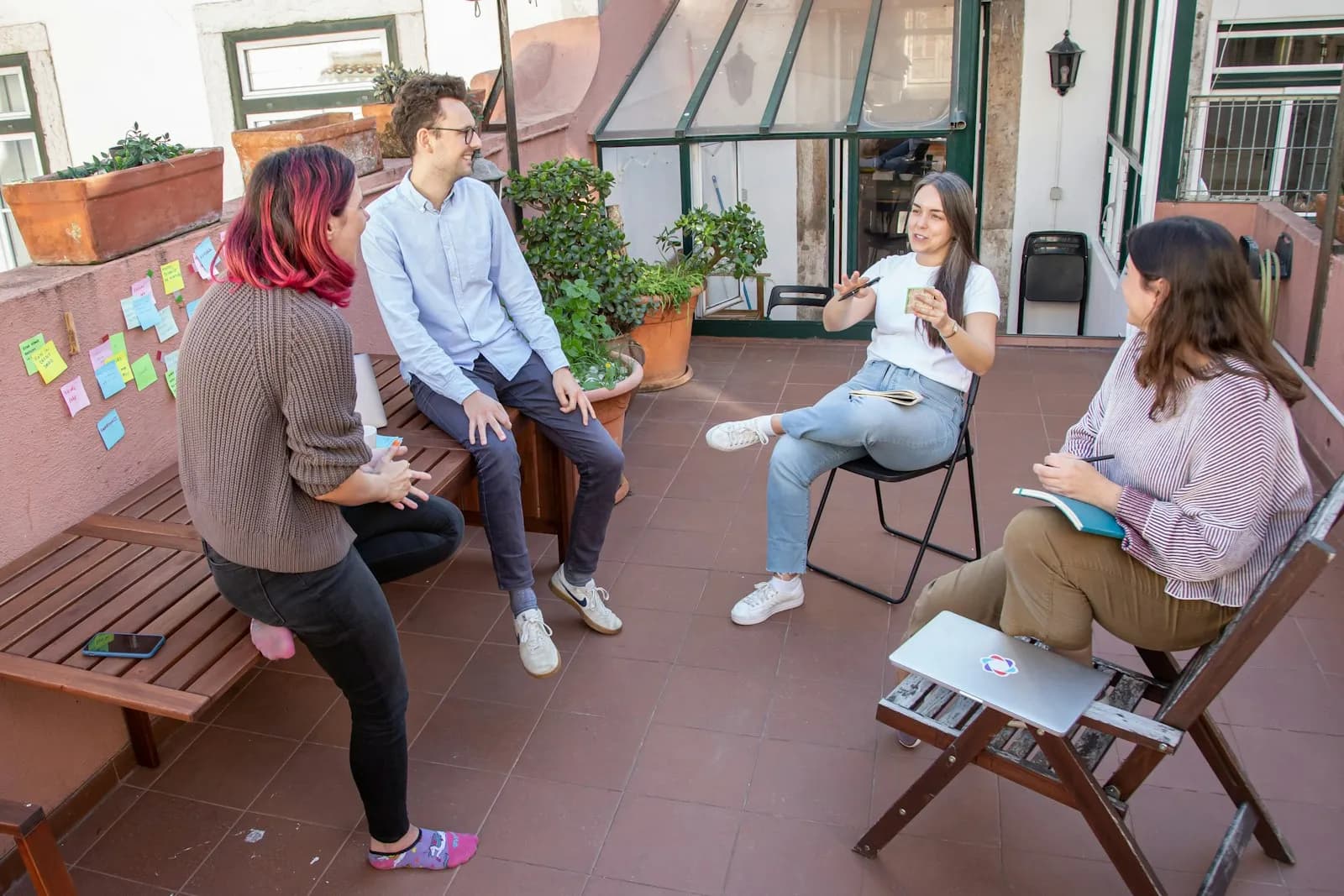 Ein Team im Workshop auf der Terrasse eines Hauses