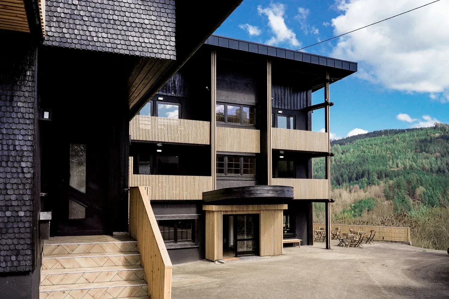 Haupthaus mit Balkonen und Vorplatz über dem Murgtal